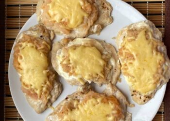 Курячі відбивні з моцарелою та грибами. Фото: img-global.cpcdn.com