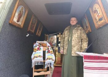 У мобільній церкві можна служити Літургії, сповідати та причащати бійців, здійснювати миропомазання, а також хрестити й вінчати. Фото з архіву священника.