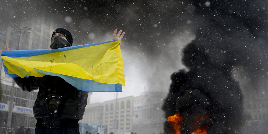 Найтрагічнішими днями Революції стали 18-20 лютого, коли під час масштабних сутичок у центрі Києва був підпалений Будинок профспілок, а снайпери вбили 107 майданівців, майбутніх Героїв Небесної Сотні. Фото: nakypilo.ua