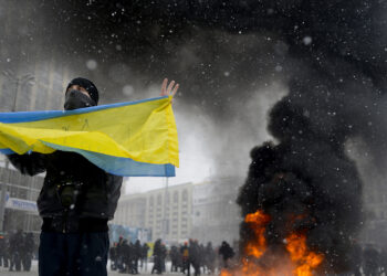 Найтрагічнішими днями Революції стали 18-20 лютого, коли під час масштабних сутичок у центрі Києва був підпалений Будинок профспілок, а снайпери вбили 107 майданівців, майбутніх Героїв Небесної Сотні. Фото: nakypilo.ua