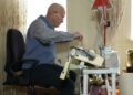 На фото: «Я думав, що в літній сезон моїх шкарпеток не треба буде. Але з’ясувалося, що для госпіталю треба», – каже Петро Шкуро. Фото СуспільнеЧеркаси.