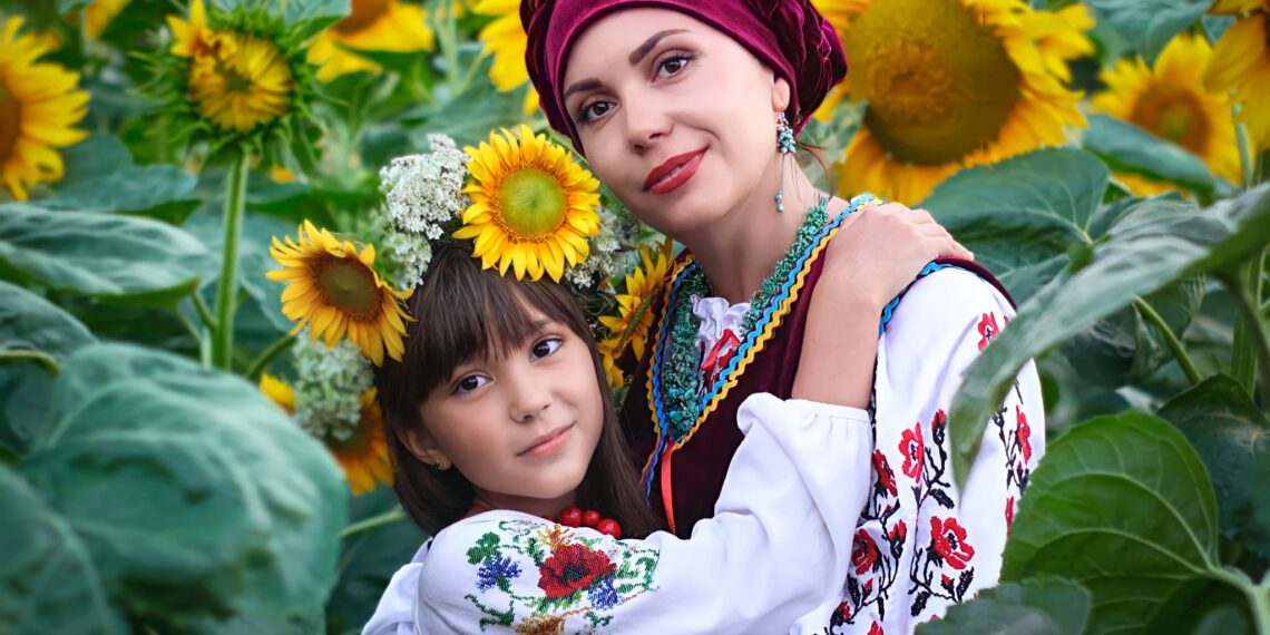 На фото: Сили продовжувати боротьбу на волонтерському фронті додає Ользі Вовк донечка Амалія. Фото з архіву Ольги Вовк.