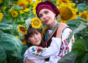 На фото: Сили продовжувати боротьбу на волонтерському фронті додає Ользі Вовк донечка Амалія. Фото з архіву Ольги Вовк.