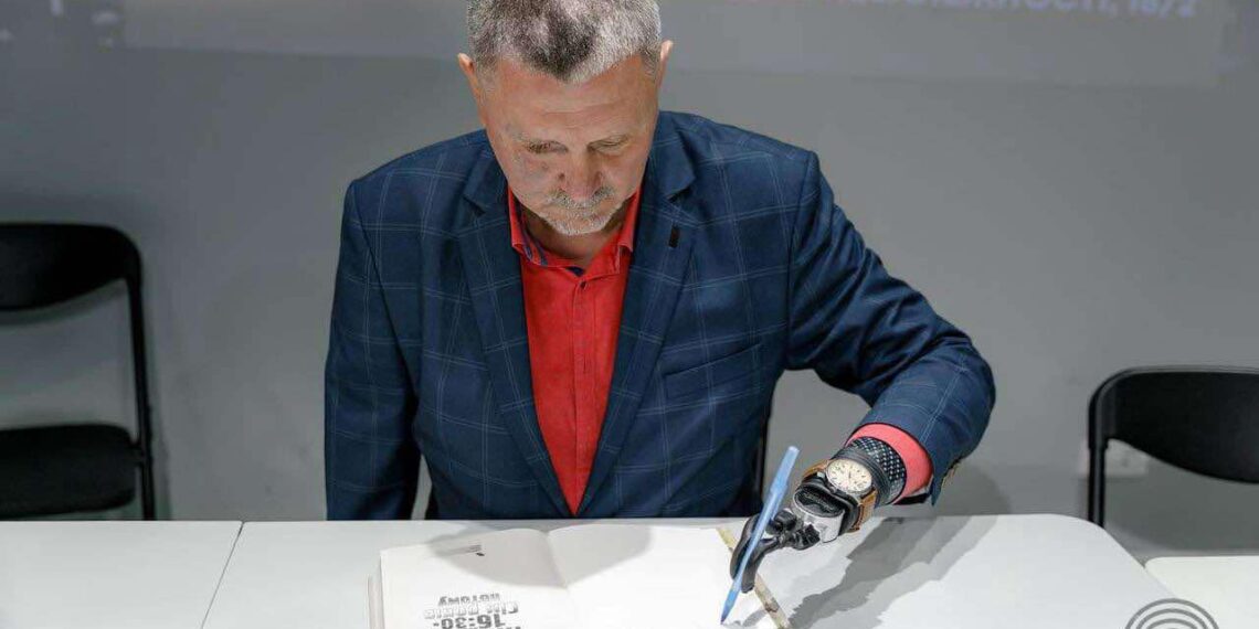 На фото: Олександр Терещенко – журналіст, ветеран російсько-української війни, кіборг, кавалер ордена «За мужність» III ступеня, «Народний Герой України», автор двох ксандр книг: «Життя після 16:30» та «Життя після 16:30. Сім років потому». Фото з домашнього архіву.