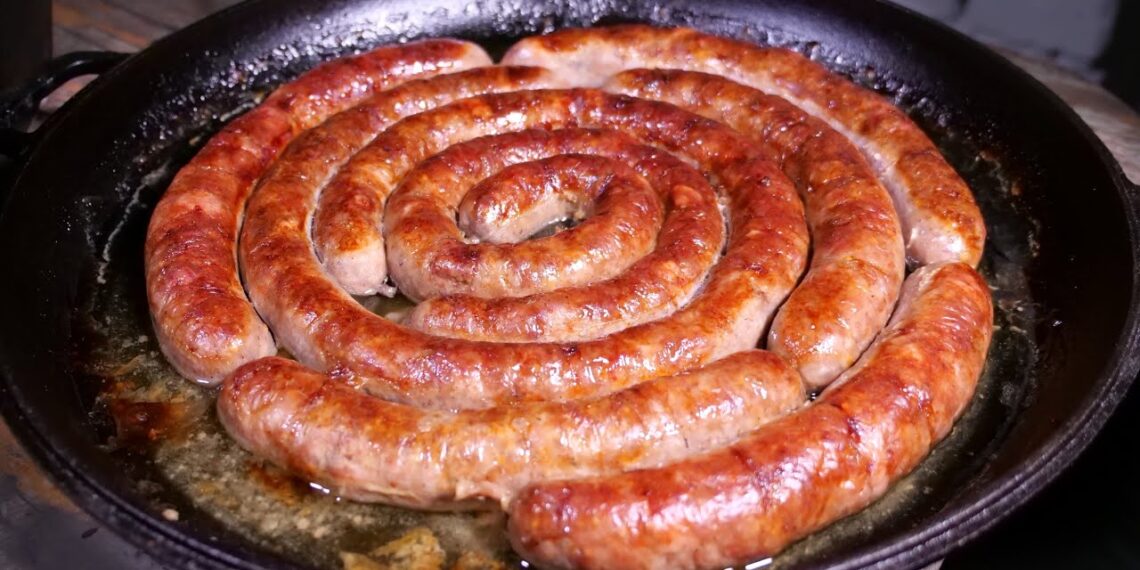 Ковбаса домашня рублена передбачає використання шматочків м’яса, а не фаршу. Фото: i.ytimg.com