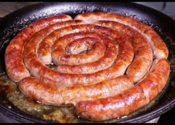 Ковбаса домашня рублена передбачає використання шматочків м’яса, а не фаршу. Фото: i.ytimg.com