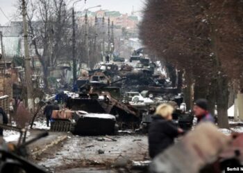 Знищена російська техніка на вулиці Вокзальній у Бучі. Фото Сергія Нужненка.