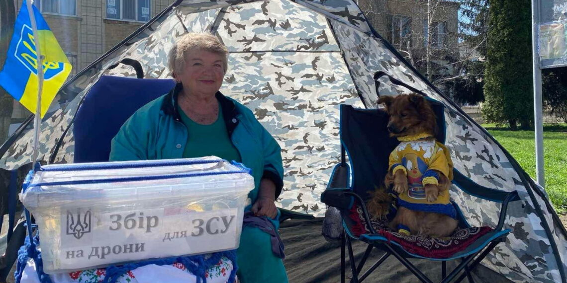 Тетяна Печеніжська опечатану скриньку з пожертвами «Для ЗСУ» передає в місцеву адміністрацію, щоб були під контролем та передані за призначенням. Фото з домашнього архіву.