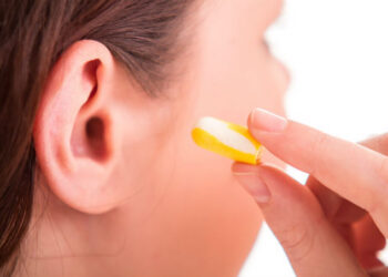 Для чищення слухового проходу не можна використовувати вушні палички, оскільки це може спричинити утворення корка або травмувати вухо. Фото: mediclub.com.ua