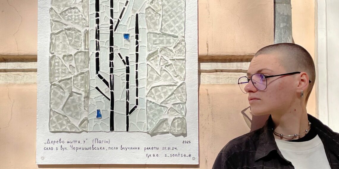 На фото: «Я прагну, щоб скло не викинули на смітник як непотріб. А щоб воно свідчило, що і з руїн можна створити щось прекрасне, надихнути і підтримати мешканців», – каже Валентина Гук. Фото з домашнього архіву художниці.