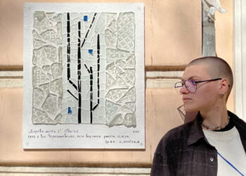 На фото: «Я прагну, щоб скло не викинули на смітник як непотріб. А щоб воно свідчило, що і з руїн можна створити щось прекрасне, надихнути і підтримати мешканців», – каже Валентина Гук. Фото з домашнього архіву художниці.