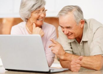 Пенсіонери можуть оформити довідки онлайн. Фото: enovosty.com