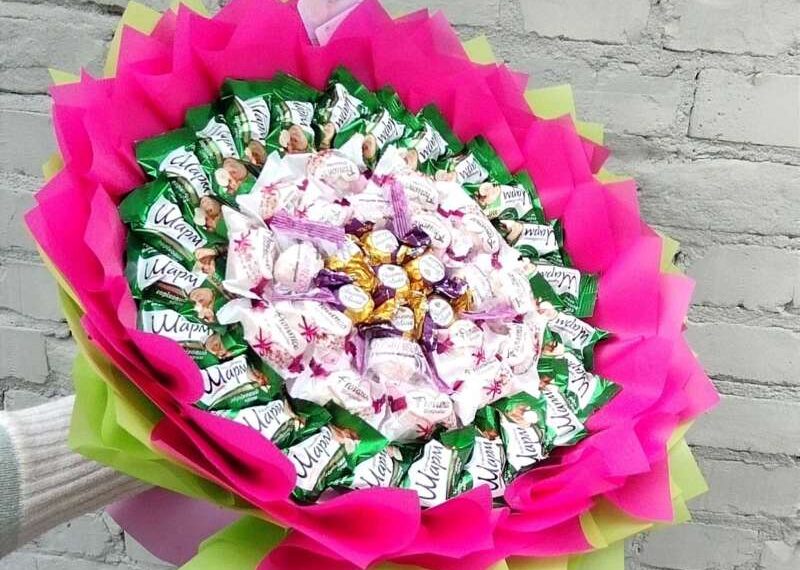 Найбільший термін придатності — у букетів з цукерок. Фото автора.