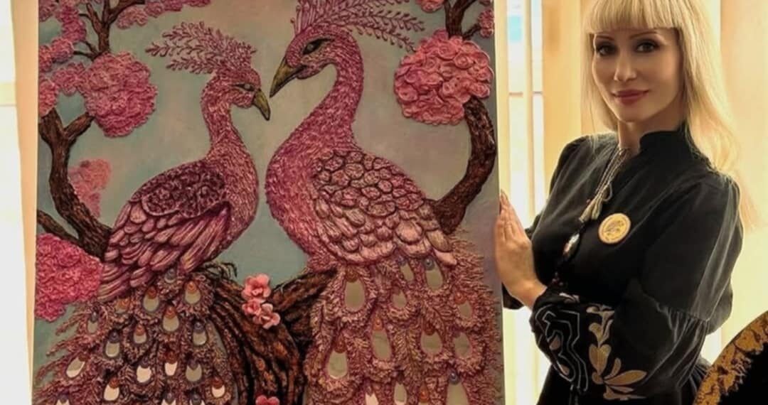 Інна Слободяник на виставці представляє картину «Королівські павичі» (барельєфна ліпнина).