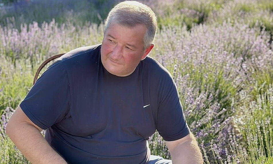 На фото: У третій сезон на новому місці Олександр Сластін вже вирощує суницю на 20 гектарах. Фото зі сторінки Фейсбук фермера.