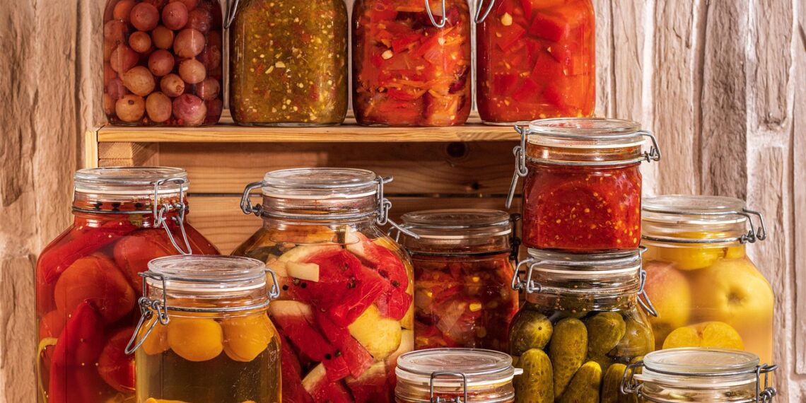 Кільце червоного перцю в банці не лише для пікантності, а й як природний антисептик. Фото: cdn.pixabay.com