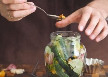 Продукти з банки, у якої зірвало кришку, вживати не можна. Фото: lviv.media