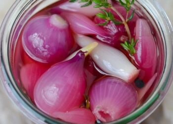 Цибулю можна і замаринувати. Фото: stravy.net