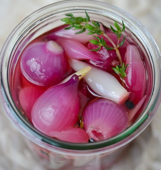 Цибулю можна і замаринувати. Фото: stravy.net