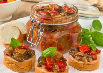 Найпопулярнішими вважаються кабачкова і баклажанна ікра. Проте смачну ікру можна приготувати й з інших овочів. Фото: chef.net.ua