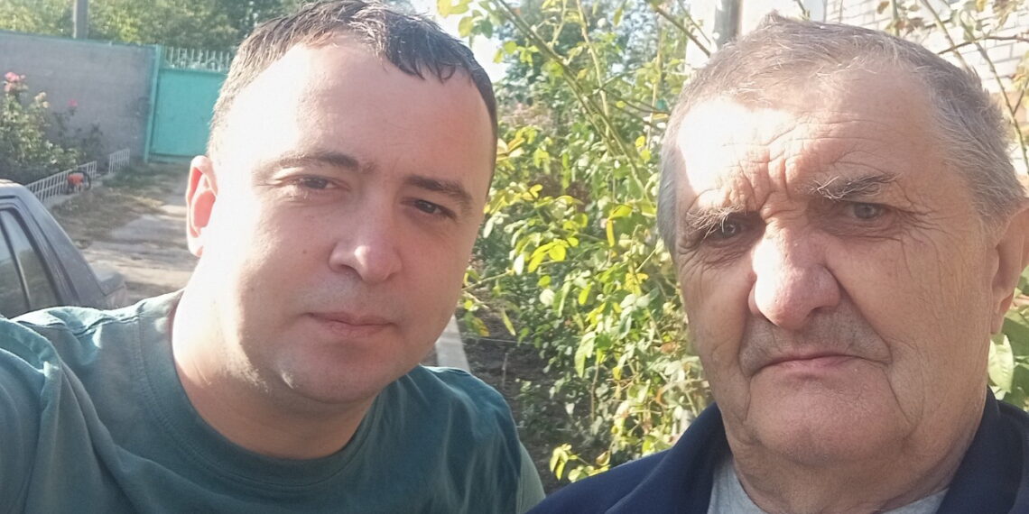 На фото: любов до комп’ютерів привив Владиславу його дідусь Микола Іванович. Фото з домашнього архіву.