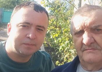 На фото: любов до комп’ютерів привив Владиславу його дідусь Микола Іванович. Фото з домашнього архіву.