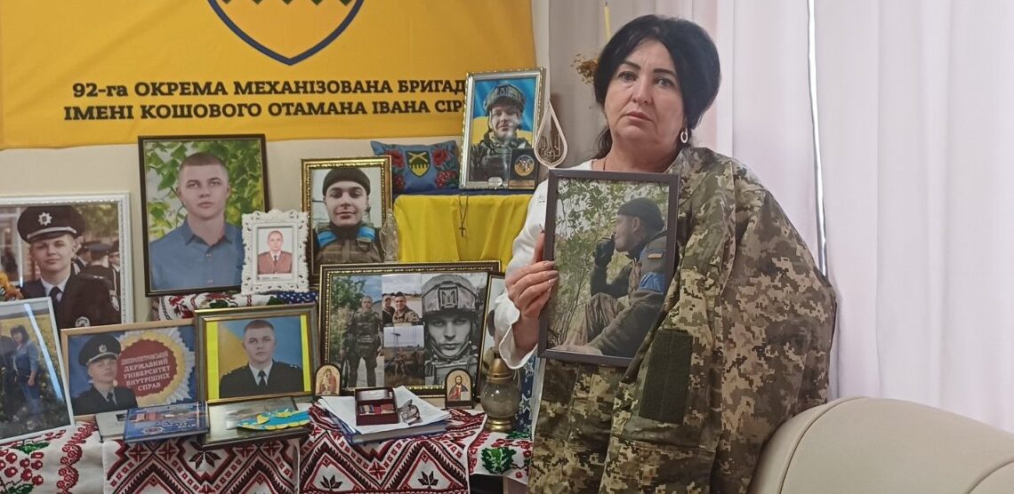 На другому поверсі обов’язково буде кімната в жовто-блакитних тонах – музей Артура Шарудила, якому клята війна відміряла лиш 26, який так любив життя, кохану, рідних, мав безліч мрій і планів.