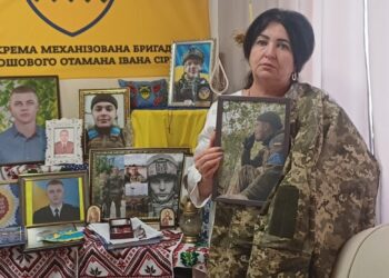 На другому поверсі обов’язково буде кімната в жовто-блакитних тонах – музей Артура Шарудила, якому клята війна відміряла лиш 26, який так любив життя, кохану, рідних, мав безліч мрій і планів.