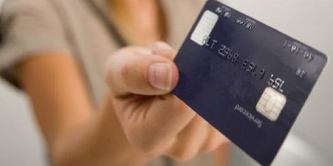 Тимчасово зупинити виплату пенсій на картку можуть також, якщо пенсіонер вчасно не пройшов ідентифікацію. Фото: uainfo.org