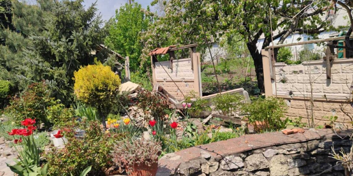 На фото: Так ворожа зброя знищує красу, яку багато років подружжя створювало власноруч. Фото надане співрозмовником.