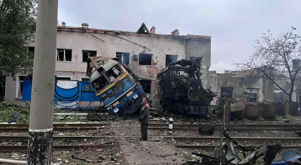 Наслідки масованого удару армії РФ по залізничній інфраструктурі України у ніч проти 2 жовтня 2025 року. Фото зі сторінки Telegram Олексія Кулеби