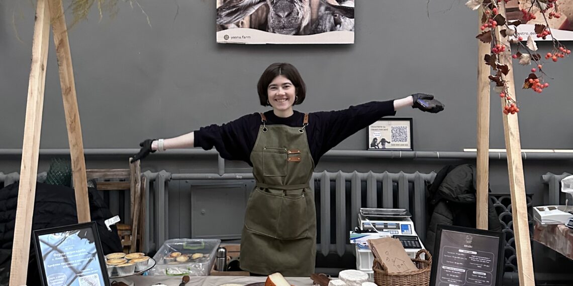 «Спеціалізуємося ми на м’яких сирах та сирах з білою пліснявою», – розповідає про своє дітище Дана. Фото з архіву Дани Сєрьогіної.