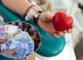 Для призначення надбавки для почесного донора потрібно звернутися до будь-якого сервісного центру Пенсійного фонду України. Фото: snovmr.gov.ua