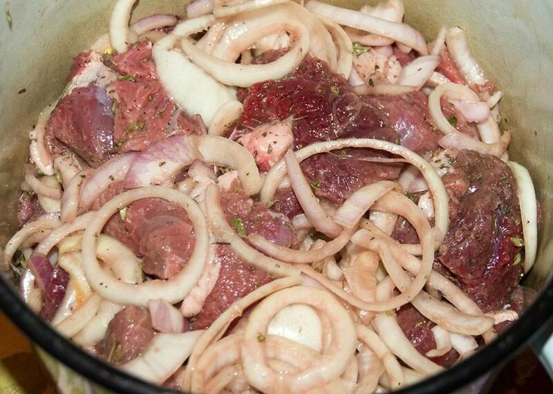 Розм’якшити волокна м’яса допоможе і кефірний маринад із сіллю і спеціями. Фото: cdn.smak.menu