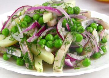 Салат з оселедцем і картоплею. Фото: odnaminyta.com