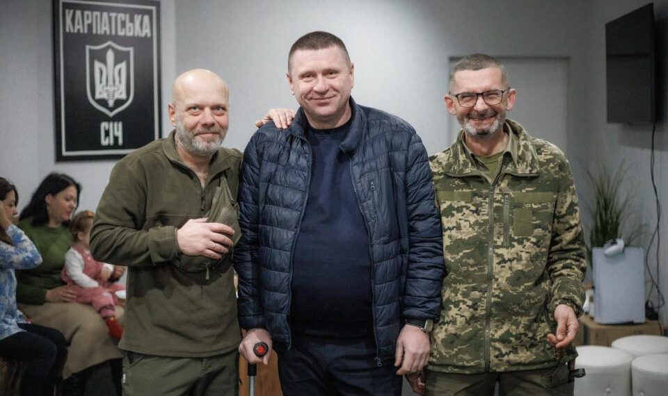 «Наша продукція – натуральна, ми не використовуємо жодних добавок, крім солі та перцю», – кажуть побратими. Фото зі сторінки підприємства «Вуйко ЕКО» у фейсбуці.