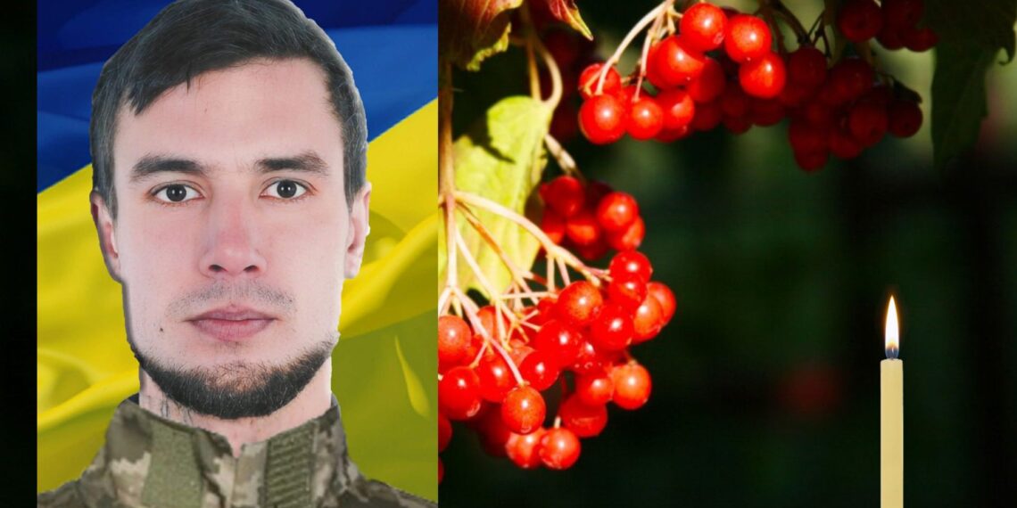 На фото: Павло Шумаков признався мамі, що йде на війну, коли вже отримав військову форму. Фото з родинного архіву.