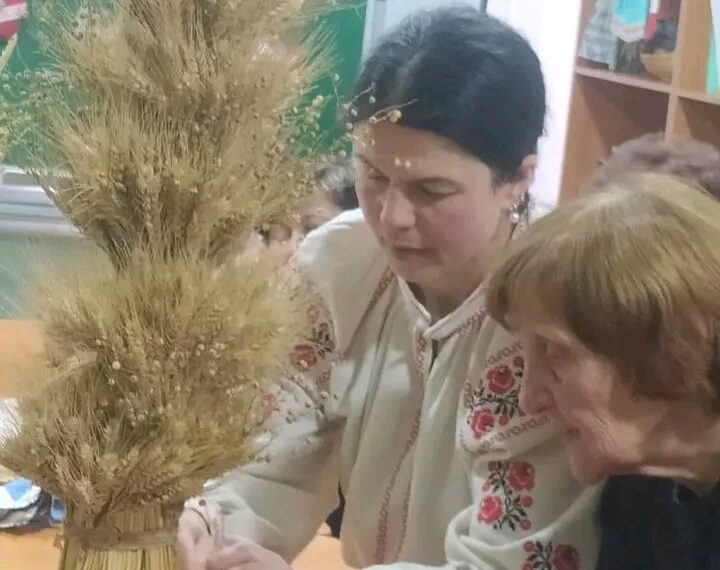 Наталія Рибак проводить майстерклас із виготовлення дідуха. Ільл автора.