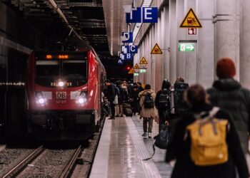 вимотані до краю Мати з донькою серед ночі прибули на рідний вокзал. Фото ілюстративне: pixabay.com