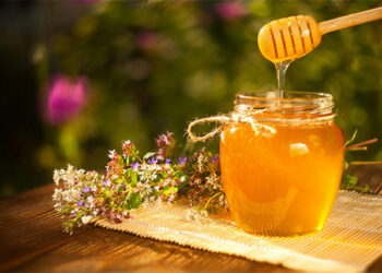 Якщо мед не кристалізується з часом, то це може свідчити про домішки або нагрівання під час виробництва. Фото: cherk-consumer.gov.ua