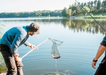 Раненько дідусь і онук вирушили на рибалку, на своє улюблене місце. Розмотали вудки і зручно примостилися на березі. Фото: sosnovel.com.ua