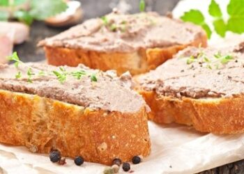 Солити паштет найкраще перед подрібненням всіх інгредієнтів, щоб отримати однорідний смак. Фото: hochu.ua