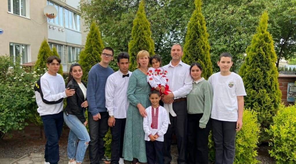 На фото: Волиняни Катерина та Андрій Саси з міста Устилугу стали батьками п’ятнадцятьом дітям. Фото з домашнього альбому.