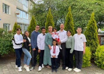 На фото: Волиняни Катерина та Андрій Саси з міста Устилугу стали батьками п’ятнадцятьом дітям. Фото з домашнього альбому.