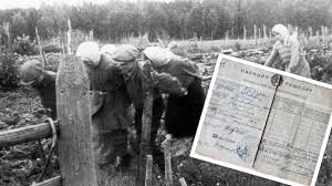 Українське село, вже спустошене Голодоморами, розкуркуленням і репресіями, десятиліттями залишалося в прихованому рабстві. Фото з інтернету.