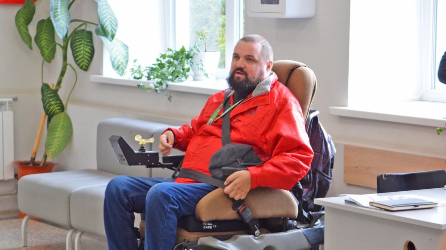 Доступність соціальних, культурних, медичних об’єктів для маломобільних людей щодня перевіряє сам Іван, пересуваючись на колісному електрокріслі. Фото з архіву Івана Космини.