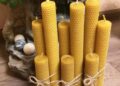 Готові скручені свічки можна прикрасити на власний смак або ж розфарбувати. Фото: images.shafastatic.net
