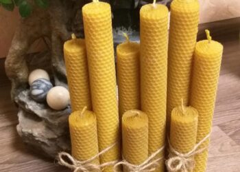 Готові скручені свічки можна прикрасити на власний смак або ж розфарбувати. Фото: images.shafastatic.net