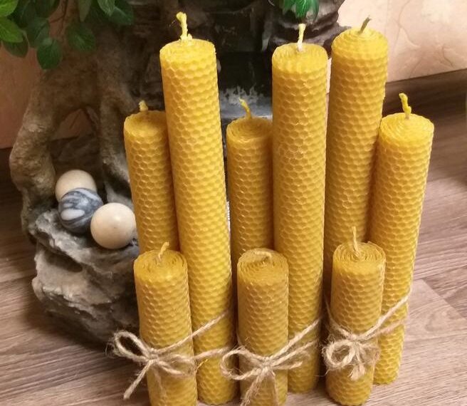 Готові скручені свічки можна прикрасити на власний смак або ж розфарбувати. Фото: images.shafastatic.net