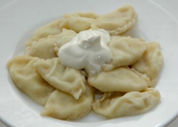 Важливо подавати вареники з відповідними соусами. Фото: patee.com